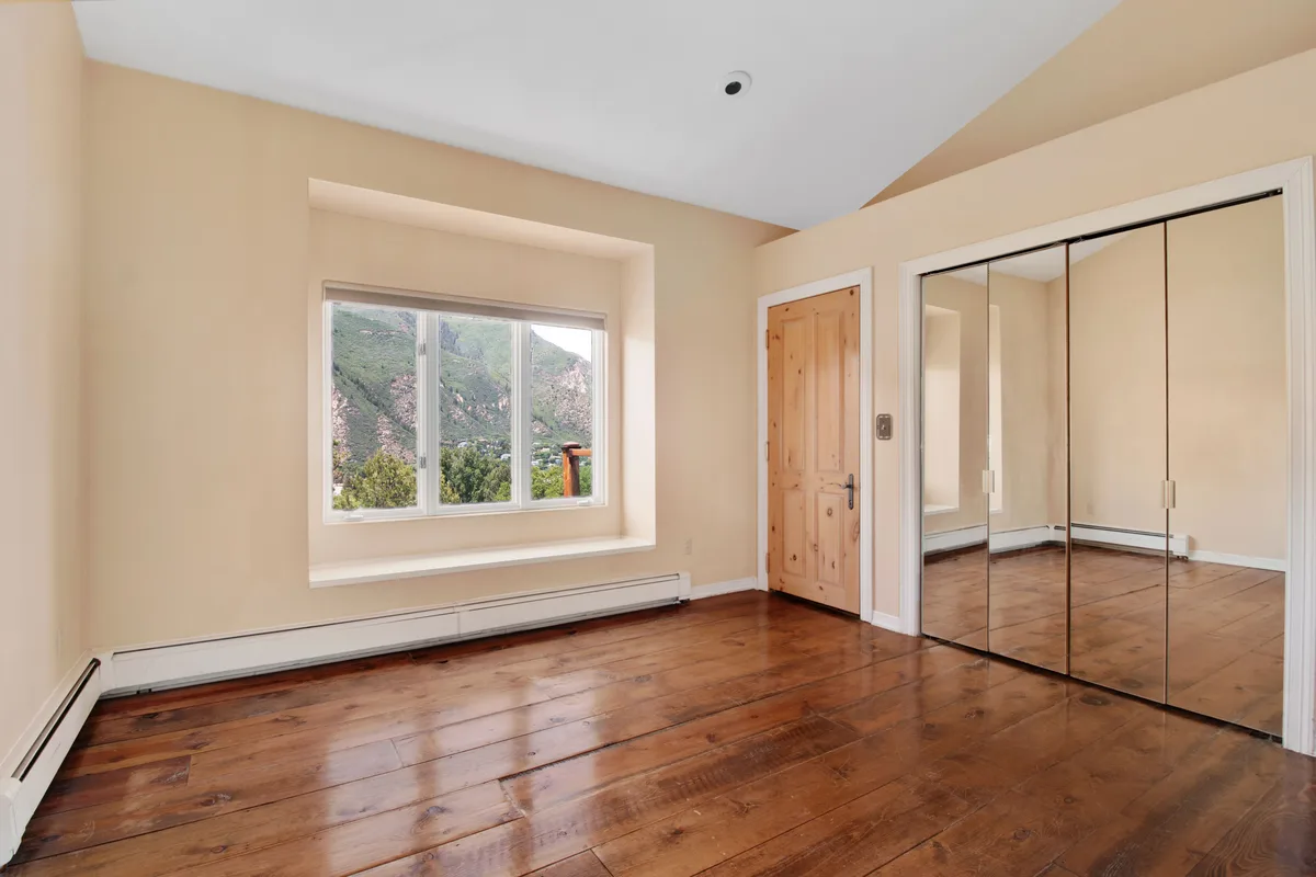 Move-in and move-out cleaning: every corner cleaned so new occupants arrive to a spotless home